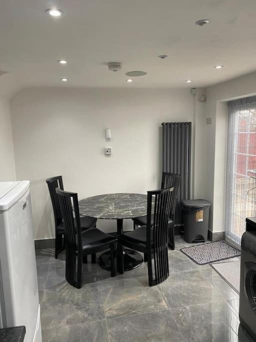 Villa 2 Bed House Sleeps 4-5 Liverpool Esterno foto