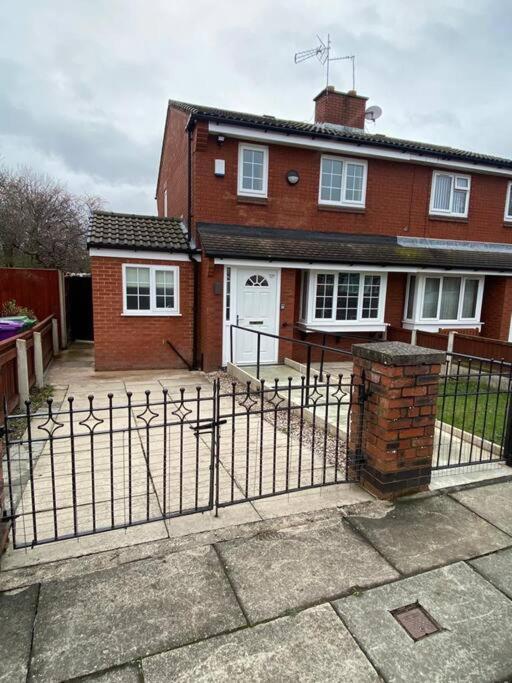 Villa 2 Bed House Sleeps 4-5 Liverpool Esterno foto