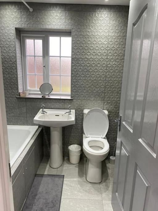 Villa 2 Bed House Sleeps 4-5 Liverpool Esterno foto